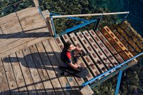 Snorkeler, сидячи на кроки для води — стокове фото