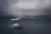 Lluvia cayendo sobre islas - foto de stock