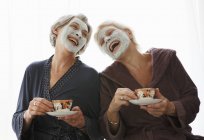 Donne anziane in maschere di bellezza, ridendo — Foto stock