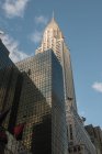 Низький кут зору Емпайр-Стейт-Білдінг, Манхеттен, Нью-Йорк, США — стокове фото