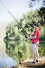 Pesca menino pequeno no lago — Fotografia de Stock