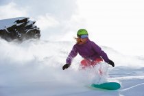 Donna snowboard giù th collina — Foto stock