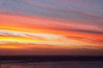 Яркие цвета в закатном небе — стоковое фото