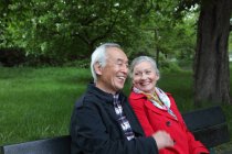 Couple plus âgé assis sur le banc du parc — Photo de stock