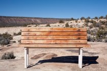 Пустой скамейке в пустыне — стоковое фото