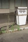 Bomba de gasolina abandonada no posto de gasolina — Fotografia de Stock