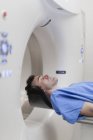 Pose du patient dans le scanner CT à l'hôpital — Photo de stock