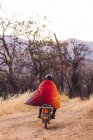 Man riding motorbike, wrapped in blanket, Sequoia National Park, Califórnia, EUA — Fotografia de Stock