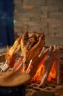 Cocina de pescado sobre carbón vegetal - foto de stock