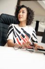 Geschäftsfrau sitzt am Schreibtisch, selektiver Fokus — Stockfoto