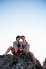 Escursionisti appoggiati sulla roccia contro il cielo blu — Foto stock