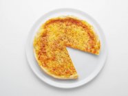 Pizza mit fehlendem Stück auf dem Teller, Ansicht von oben — Stockfoto