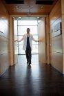 Medico a piedi nel corridoio ufficio — Foto stock