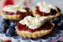 Sliced scones with jam — Stock Photo