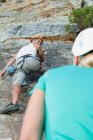 Scalatori che scalano ripide pareti rocciose — Foto stock