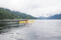 Donna in kayak nel fiordo — Foto stock