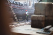Arbeiter mit Sandstrahlboot in Werft — Stockfoto