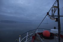 Trawler in Gewässern in der Nähe von Skye Bridge, Isle of Skye, Schottland — Stockfoto