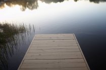 Jetty de madeira e lago — Fotografia de Stock