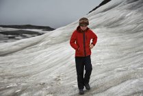 Chica caminando en la ladera nevada - foto de stock