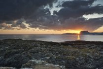 Landschaft der felsigen Küste bei Sonnenuntergang in Anglesey, Wale — Stockfoto