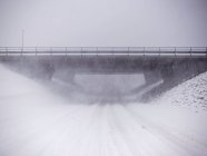 Paso elevado nevado en el paisaje rural - foto de stock