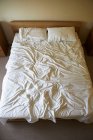 Підвищений вид Незроблене ліжко в спальні — стокове фото
