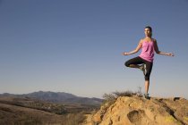Femme mûre pratiquant le yoga au sommet de la colline, Mille Chênes, Californie, États-Unis — Photo de stock