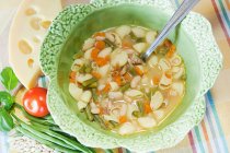 Високий кут зору овочевого супу в тарілці на столі — стокове фото