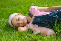 Uma menina e um leitão dormindo — Fotografia de Stock
