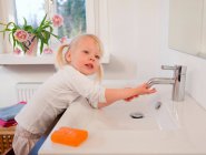Menina da criança lavando as mãos — Fotografia de Stock