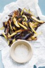 Papas fritas coloridas con sal marina - foto de stock