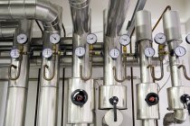 Medidores de pressão em uma fábrica — Fotografia de Stock