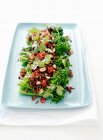 Салат з беконом та овочами — стокове фото