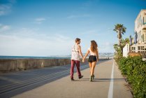 Молодая пара, гуляющая по пляжу Сан-Диего — стоковое фото