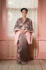 Japonés mujer usando kimono en casa - foto de stock