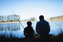 Vater angelt mit Sohn im See — Stockfoto
