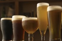 Selección de cervezas en vasos - foto de stock