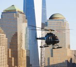Hubschrauber und Bürogebäude, New York, USA — Stockfoto