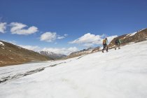 Pareja joven caminando sobre hielo en el Glaciar Val Senales, Val Senales, Tirol del Sur, Italia - foto de stock