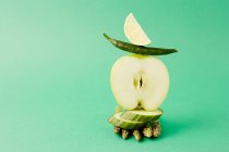 Disposizione di mela, asparagi, peperoncino verde e cetriolo — Foto stock