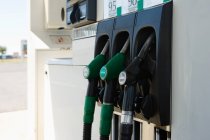 Primo piano delle pompe di benzina sul distributore di benzina — Foto stock