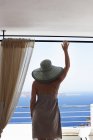 Жінка захоплюється видом на океан з балкона — стокове фото