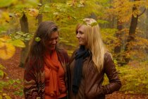 Madre e hija hablando en el bosque - foto de stock