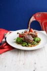 Prato de carne com purê de legumes e tomate cereja fresco — Fotografia de Stock