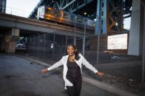 African American Woman desfrutando e dançando na rua da cidade velha Filadélfia, EUA — Fotografia de Stock