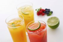 Свіжі фруктові напої — стокове фото