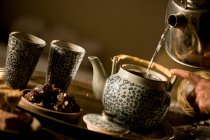 Preparación de té en tetera - foto de stock