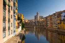 Städtische Gebäude spiegeln sich im Kanal wider — Stockfoto