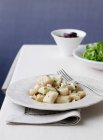 Gnocchis aux olives et salades dans des bols — Photo de stock